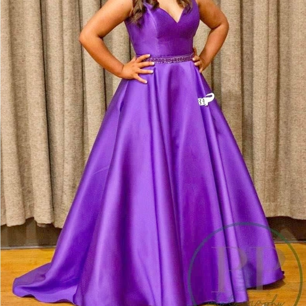 Beautiful pageant/prom formal. Pictures do not do this gown justice.
